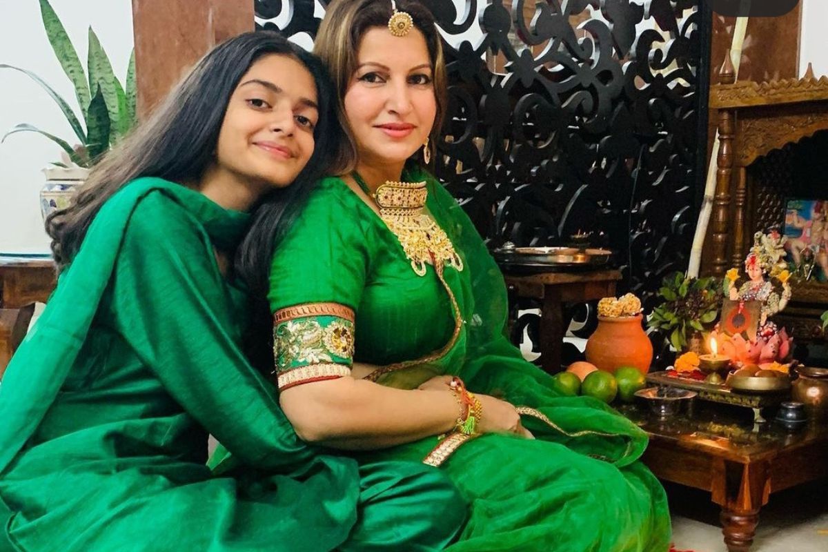 सोनालीपूर्वी तिच्या पतीचादेखील झालाय रहस्यमय मृत्यू, एकटी झाली 15 वर्षाची लेक