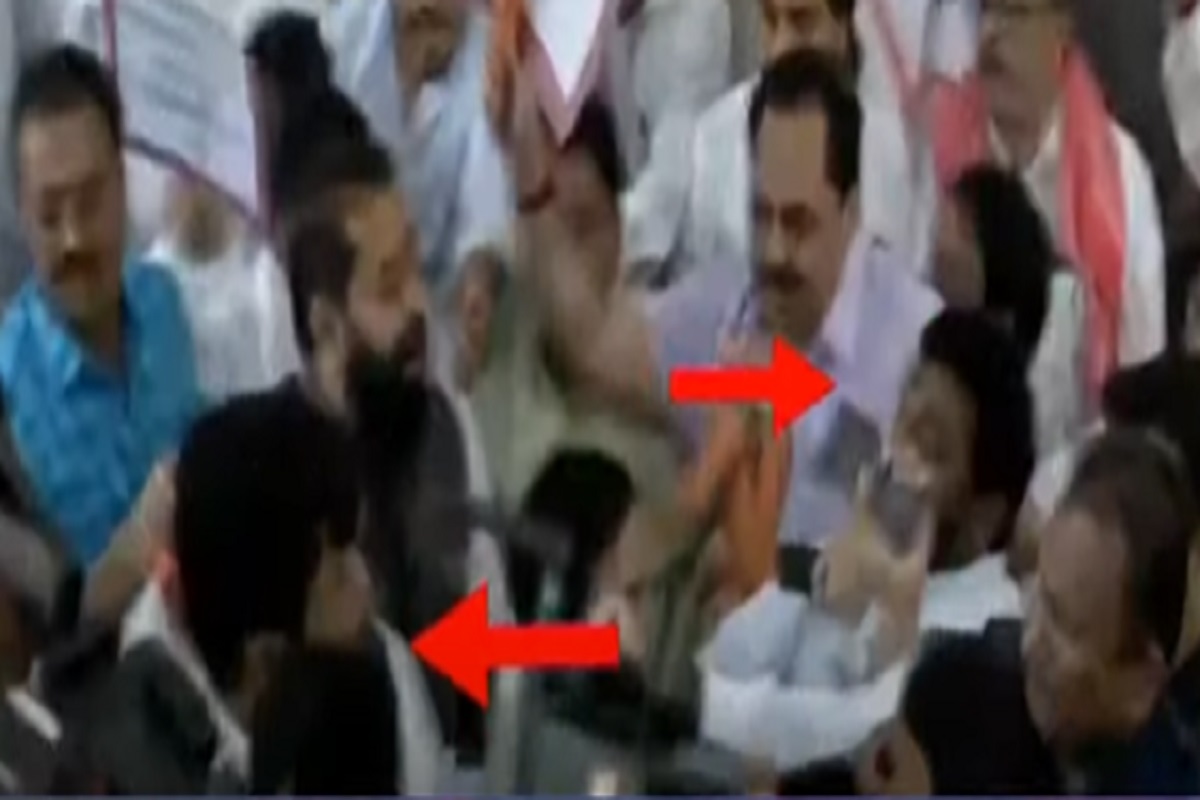 ‘दिवार’ चित्रपटात अमिताभ बच्चन याच्या हातावर कोरले होते, ‘मेरा बाप चोर है!’ त्याच पद्धतीने या चोरांच्या पुढच्या पिढीच्या कपाळावर कोरले जाईल, ‘मेरा बाप, भाई, आजोबा खोकेवाला था!