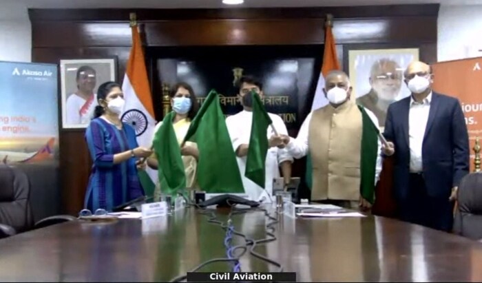 अकासाच्या पहिल्या व्यावसायिक विमानाने मुंबई ते अहमदाबाद असा प्रवास केला आहे. आकासा एअरच्या पहिल्या फ्लाइटच्या उद्घाटन समारंभात विमान वाहतूक मंत्री ज्योतिरादित्य सिंधिया देखील दिसले. ज्योतिरादित्य सिंधिया यांनी आकासाच्या पहिल्या व्यावसायिक उड्डाणाला हिरवा झेंडा दाखवला. त्यांच्यासोबत केंद्रीय राज्यमंत्री व्ही.के.सिंगही उपस्थित होते. 