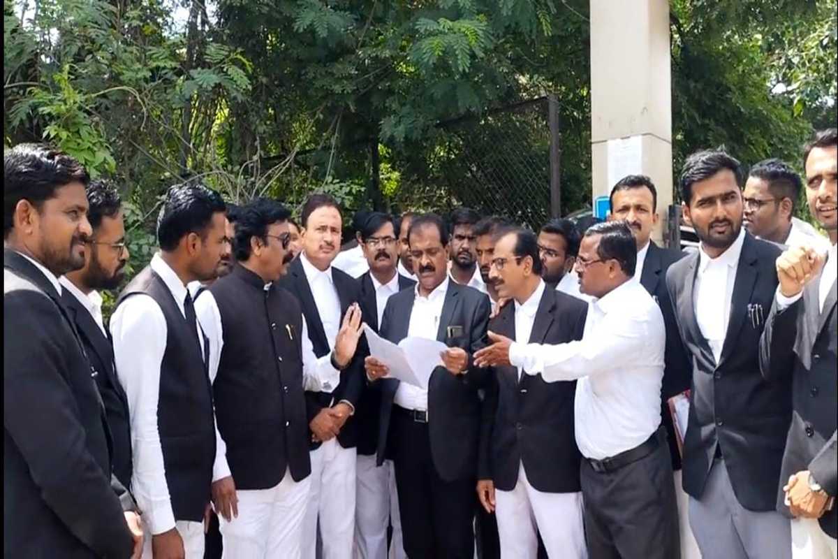 बीडमध्ये वकील आणि पोलिसांचा वाद चव्हाट्यावर, 200 वकिलांचे पोलीस अधीक्षकांना निवेदन