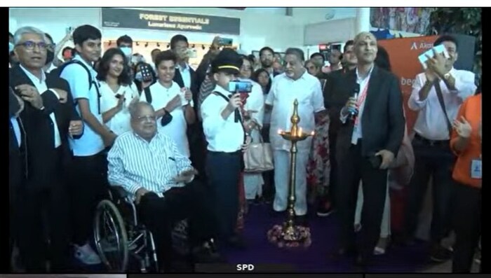 अकासा एअरलाइनचे पहिले फ्लाइट मुंबईहून रविवारी सकाळी 10.05 वाजता निघाले आणि अहमदाबादला सकाळी 11.25 वाजता पोहोचले. Akasa Air 13 ऑगस्टपासून आणखी अनेक मार्गांवर आपली सेवा सुरू करणार आहे. 