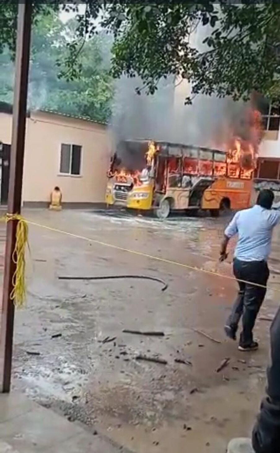 अँजल मिकी मिनी शाळा येथील आवारात शाळेच्या बसला आग लागली. 