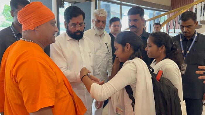 मुख्यमंत्री एकनाथ शिंदे यांनाही काही मुलींनी राखी बांधली. त्यांनीही राखी बांधून घेतली. 