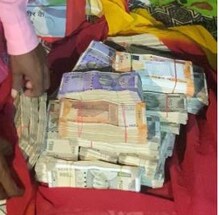 गडचिरोलीमध्ये पोलिसांनी जप्त केलं लाखोंचं घबाड, नोटा पाहून तुम्ही व्हाल हैराण गडचिरोलीमध्ये पोलिसांनी जप्त केलं लाखोंचं घबाड, नोटा पाहून तुम्ही व्हाल हैराण