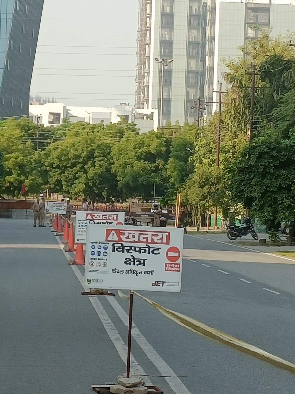 दोन इमारती एकमेकांवर आदळल्याने झालेल्या स्फोटातून त्या नष्ट होतील. दक्षिण आफ्रिकेतील जेट डिमॉलिशनसह एडिफिस इंजिनीअरिंगने ही प्रक्रिया पार पाडण्यासाठी सुपरटेक ट्विन टॉवर अॅपेक्स (Apex) आणि Ceyanne वर सुमारे 10,000 छिद्रे पाडली आहेत.