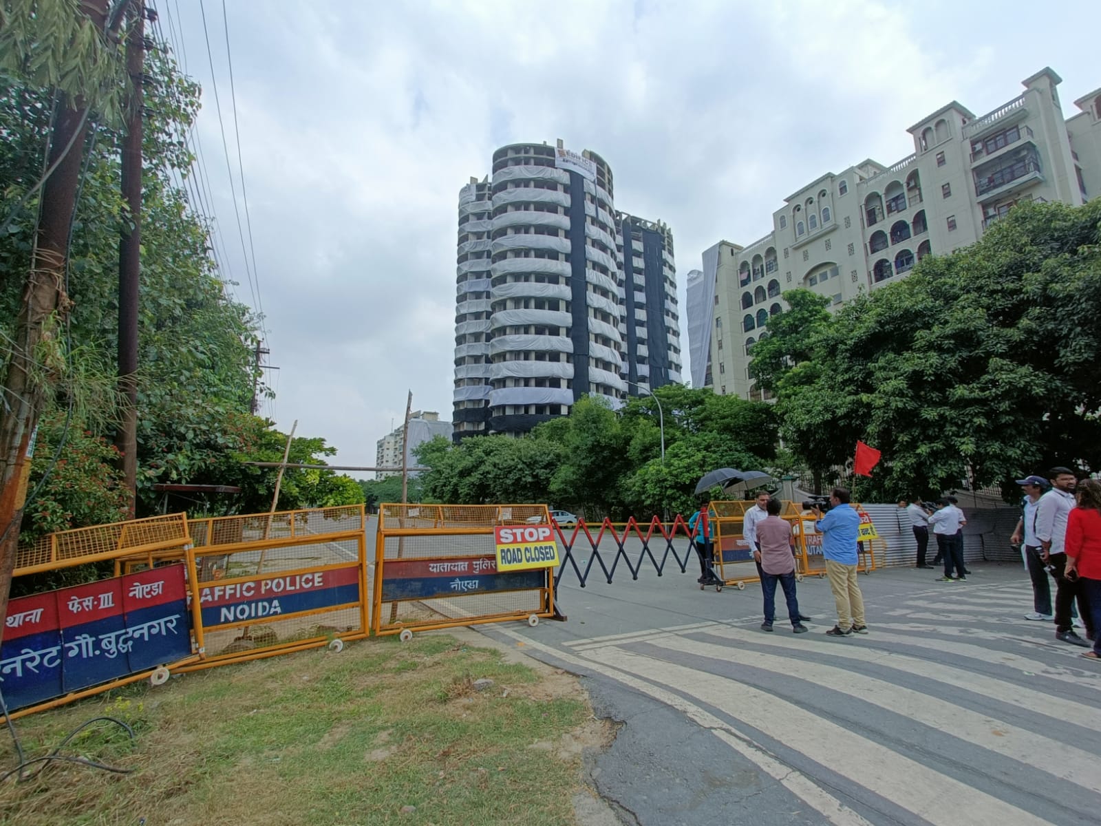 हे टॉवर्स रियल्टी फर्म सुपरटेकने (realty firm Supertech) बांधले होते. हे पाडकाम करताना सुरक्षेच्या दृष्टिकोनातून या टॉवर्सशेजारील एमराल्ड कोर्ट (Emerald Court) आणि एटीएस व्हिलेज (ATS Village) या दोन सोसायट्यांमधील सर्व रहिवाशांना बाहेर काढलं जाणार आहे.