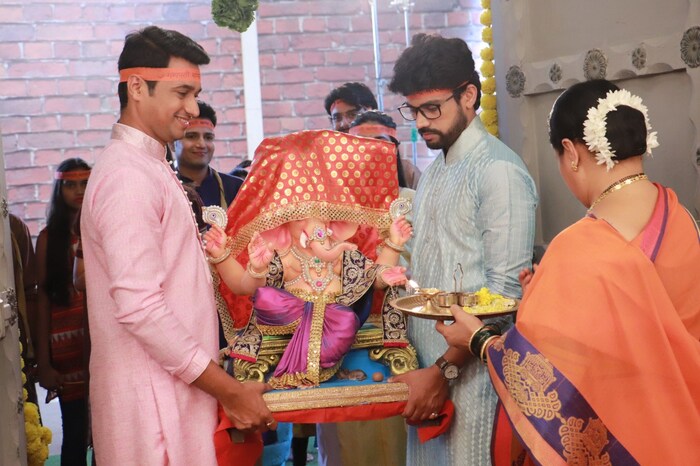  कानेटकर कुटुंबात सुग्रास नैवेद्याची रेलचेल असणार आहे. सगळी महिला गॅंग बाप्पाला गोडधोड पदार्थांचा नैवेद्य दाखवणार आहेत. 