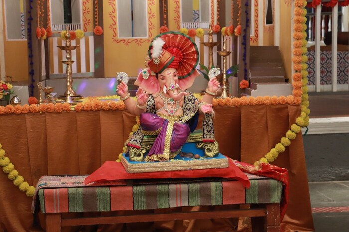  संपूर्ण कुटुंबाने एकत्र येत सण साजरे करण्यात खरा आनंद दडलेला असतो. ठिपक्यांची रांगोळी ही मालिका आणि यातील प्रत्येक पात्र म्हणूनच प्रेक्षकांच्या कुटुंबाचा महत्त्वाचा भाग बनली आहे.