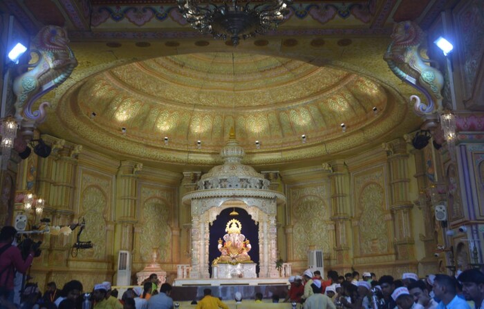 श्रीं च्या मूर्तीसोबत देवी सिद्धी, देवी बुद्धी तसेच गणेश परिवारातील मूर्ती ठेवण्यात आल्या होत्या प्रतिष्ठापनेनंतर भाविकांनी श्रीं च्या दर्शनासाठी मोठी गर्दी केली.