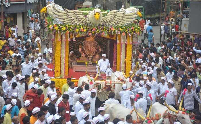 प्राणप्रतिष्ठापनेपूर्वी मुख्य मंदिरापासून श्रीं ची आगमन मिरवणूक सकाळी ८.३० वाजता फुलांनी साकारलेल्या गरुड रथातून काढण्यात आली.