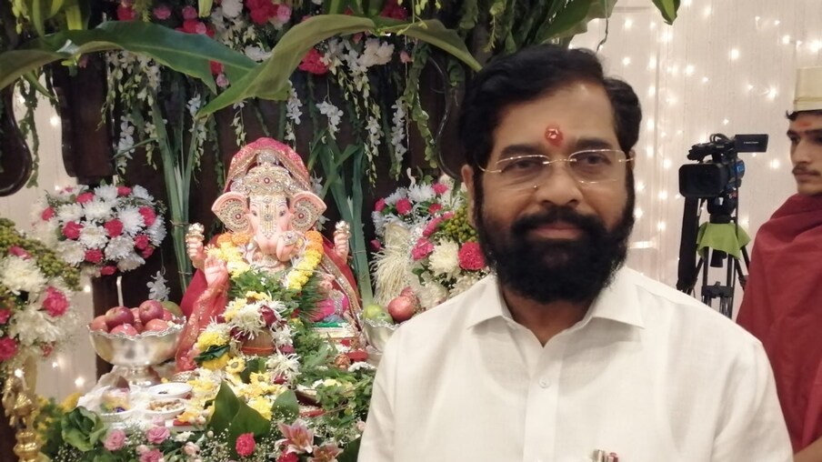 शिंदे-फडणवीस यांचं सरकार आल्यानंतर हा पहिला गणेशोत्सव मुख्यमंत्री एकनाथ शिंदे यांच्यासाठी खास आहे. 