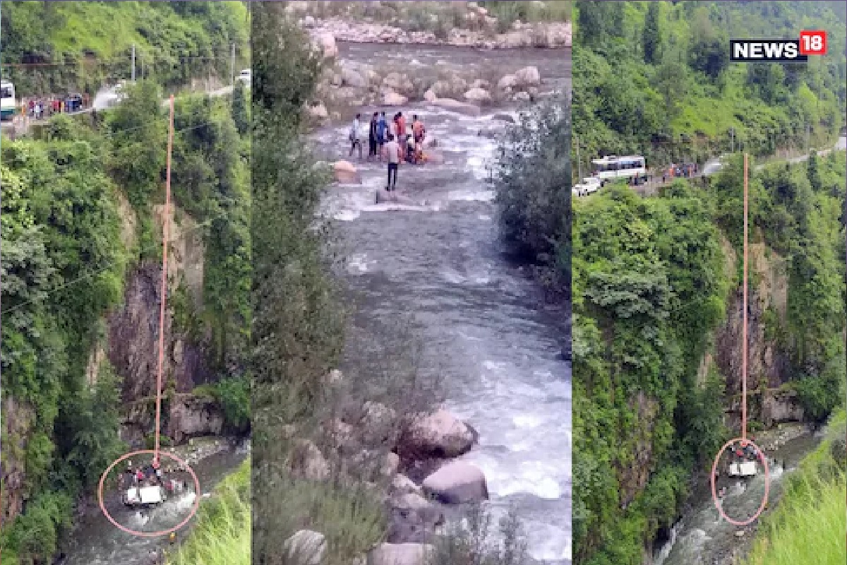 कुटुंबाला मृत्यूनं गाठल! ३०० फूट दरीत कार कोसळून मोठी दुर्घटना