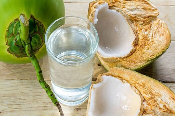 नारळपाणी : नारळपाण्यात पोटॅशियम आणि मॅग्नेशियमचे प्रमाण जास्त असते. हे पोषक द्रव्ये वेदना कमी करतात. ओटीपोटात दुखत असल्यास दर 4-6 तासांनी 2 ग्लास नारळाचे पाणी हळू हळू प्यावे.