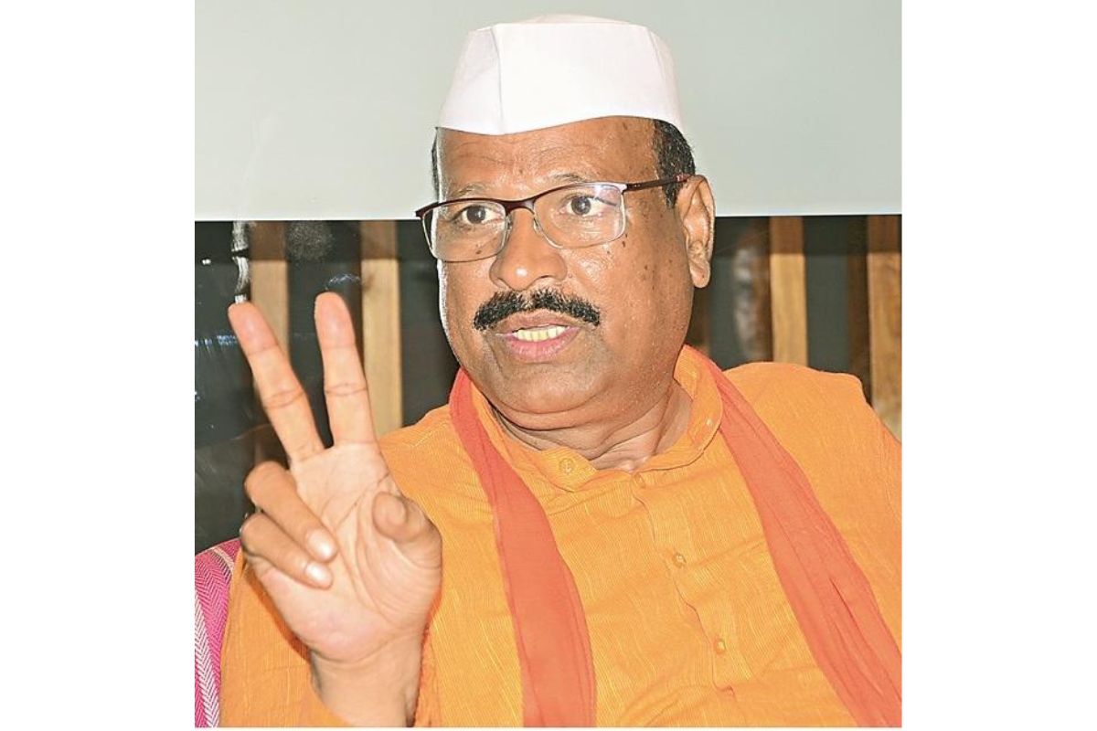 अवघ्या 7 मिनिटात उरकला कृषीमंत्र्यांचा नुकसान झालेल्या शेतीचा पाहणी दौरा..