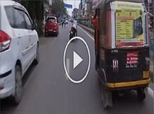 स्टंट करता करता रस्त्यावर कोसळला, बाईकने फरफटत नेलं; अपघाताचा थरारक VIDEO स्टंट करता करता रस्त्यावर कोसळला, बाईकने फरफटत नेलं; अपघाताचा थरारक VIDEO