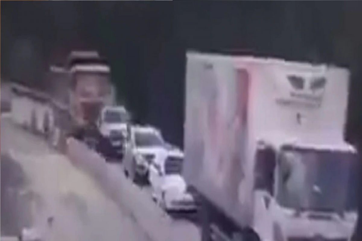 ट्रकने चार गाड्यांचा केला चक्काचूर.