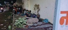 10 ची बॉटल 30 रुपयांना, पावसाळ्यात भावी 'अग्नीवीर' सैनिक रस्त्यावरच झोपले!