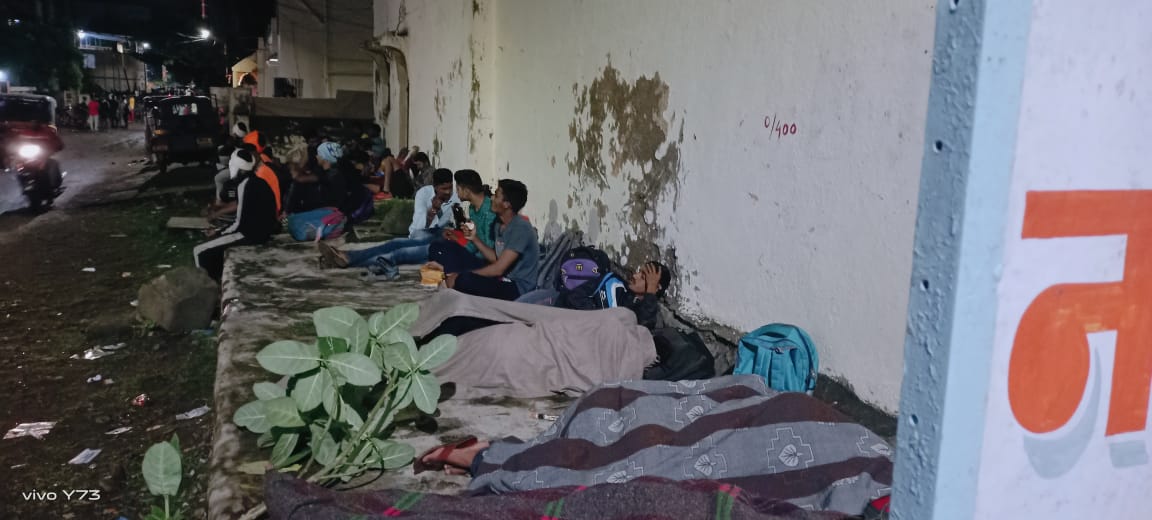 Agniveer Recruitment Aurangabad : 10 ची बॉटल 30 रुपयांना, पावसाळ्यात भावी 'अग्नीवीर' सैनिक रस्त्यावरच झोपले!