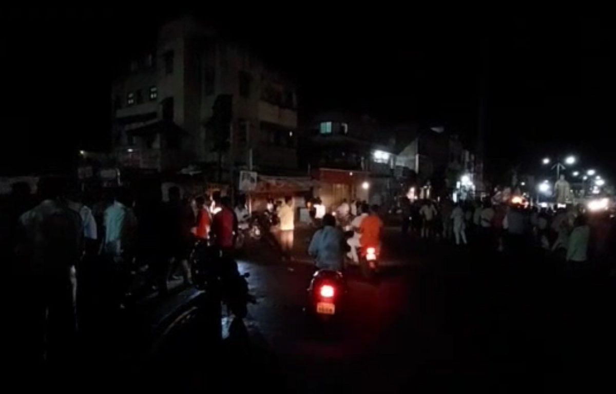 Ahmednagar Crime : भाजप -राष्ट्रवादी कार्यकर्त्यांचा तुफान राडा, पोलिसांचा सौम्य लाठीमार