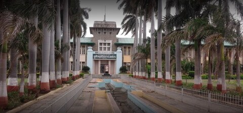 या घटनेचा व्हिडिओ सोशल मीडियावर व्हायरल झाल्यानंतर हा धक्कादायक प्रकार समोर आला. त्यानंतर कृषी विद्यापीठ प्रशासन खडबडून जागं झालं
