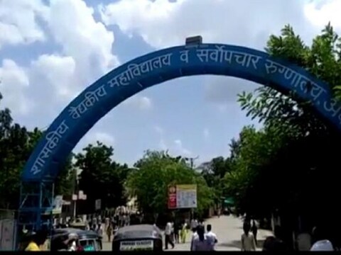 अकोला शासकीय रुग्णालयाचा भोंगळ कारभार पुन्हा चव्हाट्यावर आला आहे. एकाच महिलेला वेगवेगळे रक्त दिल्याचा प्रकार (Akola Government Hospital)