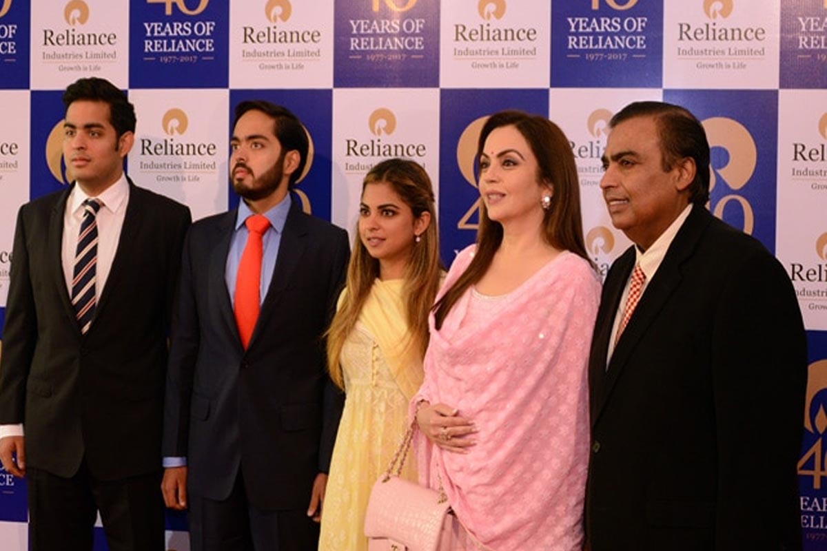 जीवे मारण्याची धमकी देणे, अर्वाच्च भाषा वापरणे याबद्दल गुन्हा दाखल करण्यात आला आहे.