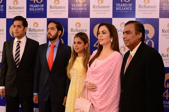 जीवे मारण्याची धमकी देणे, अर्वाच्च भाषा वापरणे याबद्दल गुन्हा दाखल करण्यात आला आहे. 