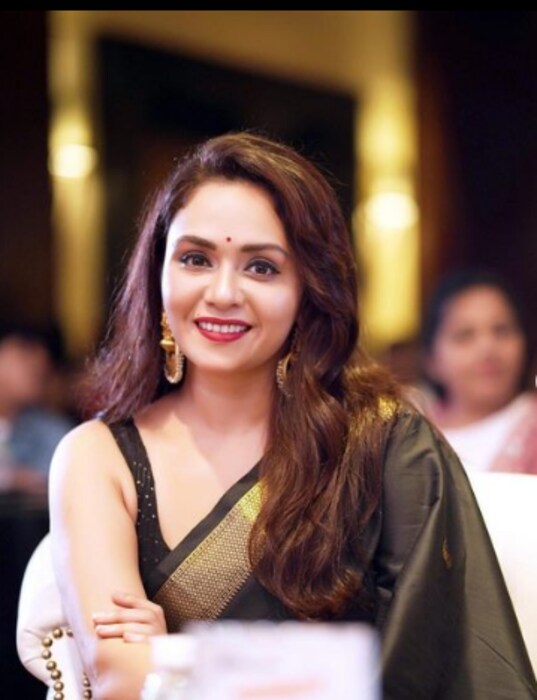 हिंदी आणि मराठी चित्रपटांमध्ये आपल्या अभिनयाची छाप सोडणारी अभिनेत्री म्हणजे अमृता खानविलकर. अमृतानं तिच्या अभिनयाच्या जोरावर सिनेसृष्टीत वेगळं असं स्थान निर्माण केलं आहे. 