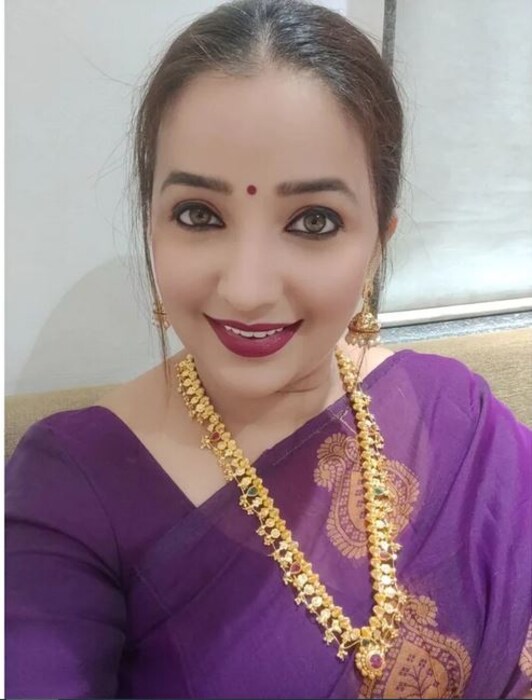  अपूर्वा सोशल मीडियावर प्रचंड सक्रिय असते. ती सतत आपले नवनवीन फोटो शेअर करुन चाहत्यांचं लक्ष वेधत असते. 