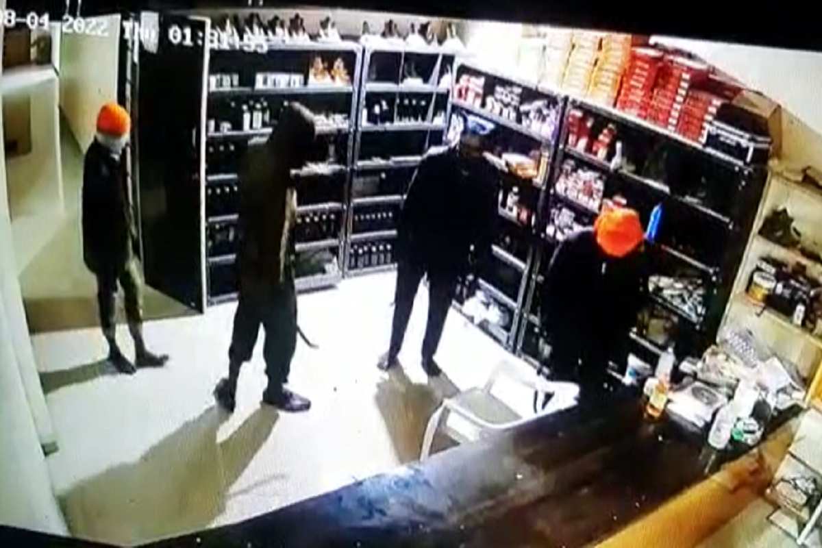 VIDEO : बीडमध्ये बंदुकीचा धाक दाखवून सशस्त्र दरोडा; लाखोंची रोकड-सोनं लंपास, सीसीटीव्हीत दरोडेखोर कैद