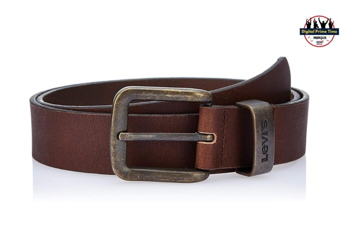 कपडे आणि एक्सेसरीजवर Levi’s हा ब्रॅंड प्रसिद्ध आहे. 40mm चा चांदीचे बकल असणारा बेल्ट आहे, जो दोन्हीही बाजुंनी वापरता येतो. किंमत 3600 पासून सुरू होते. 