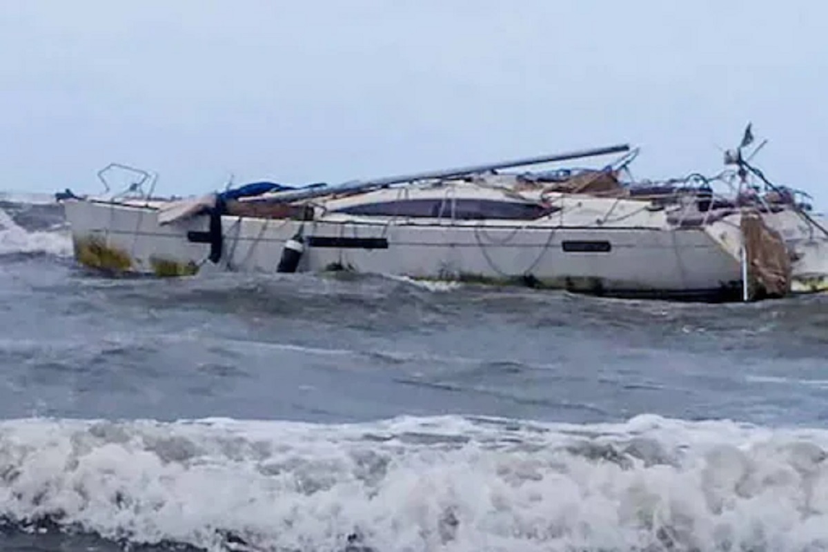 News18 Exclusive | AK47 रायफल आणि शस्त्रांनी भरलेली बोट रायगडमध्ये समुद्रकिनारी आलीच कशी?