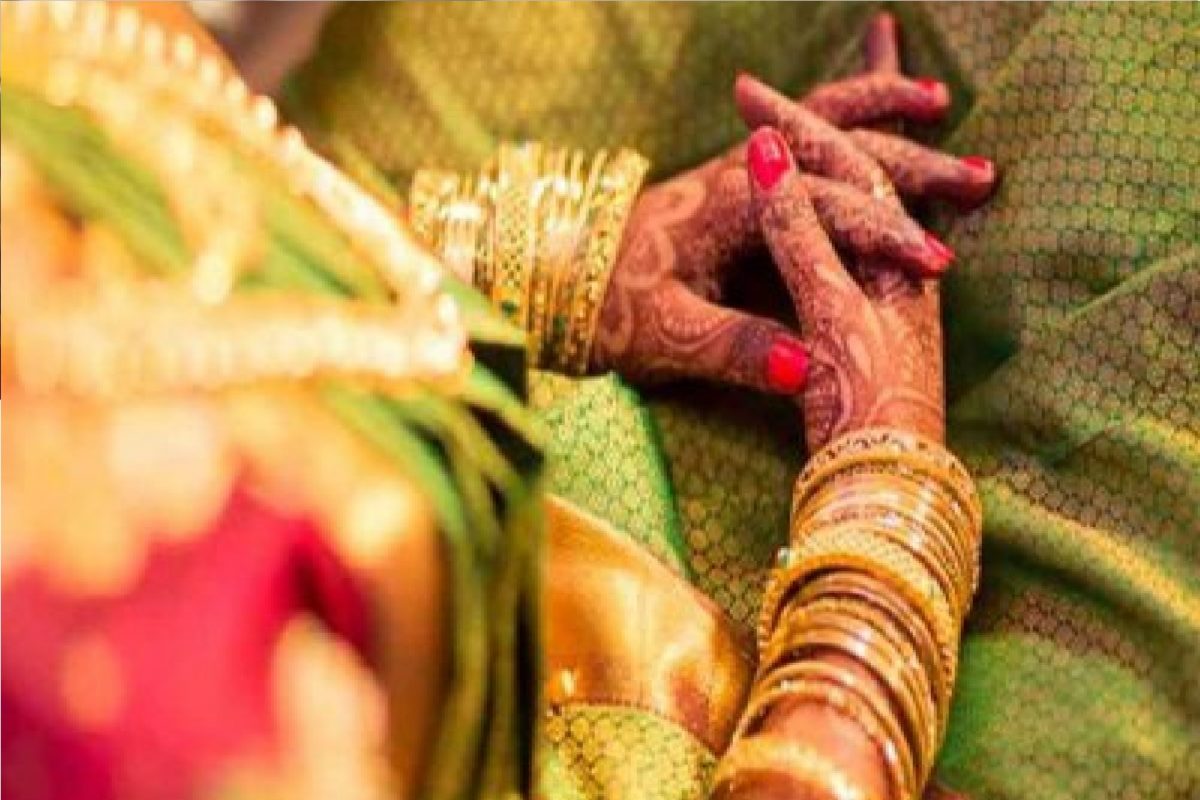 ऑफिसमधील मित्रमैत्रिणी लग्नाला न आल्याने नवरीला आला राग. (प्रतीकात्मक फोटो)