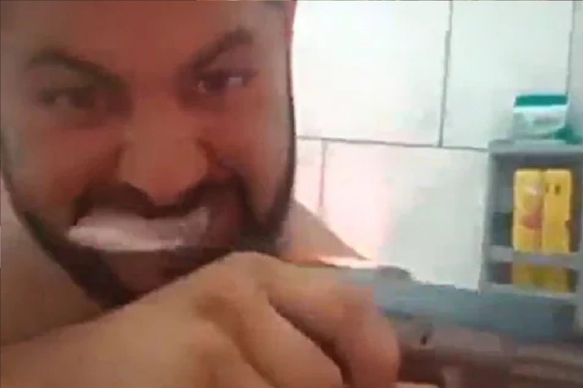 बंदुकीत टूथब्रश टाकून दात घासायला गेला, ट्रिगर दाबताच...; नको तो जुगाड करताना काय घडलं Watch Video