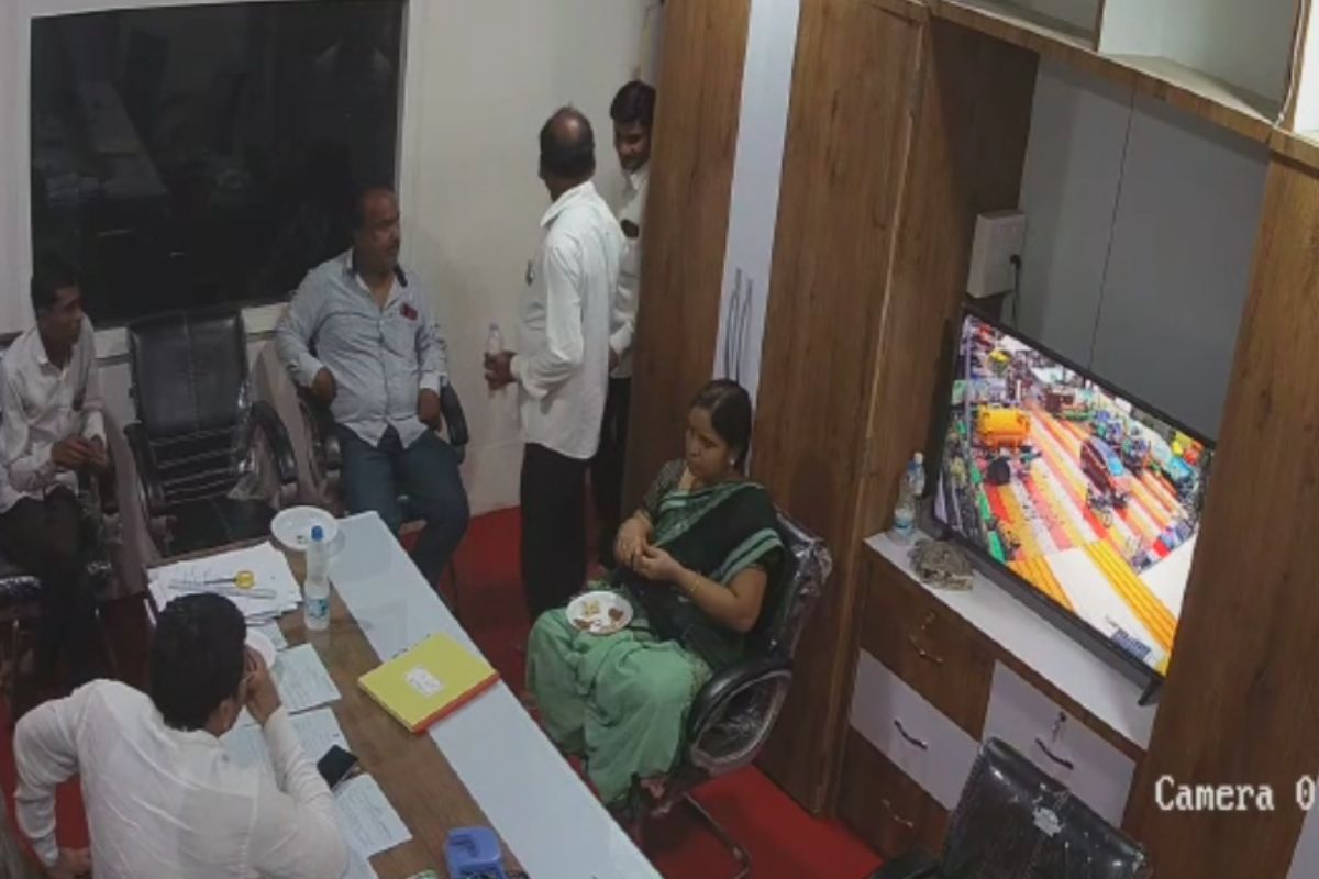 मतदान करणारे चोर आहेत. आपण इथं पैसे खाण्यासाठी बसलो असून पैसे खाणे हा आपला अधिकार आहे.