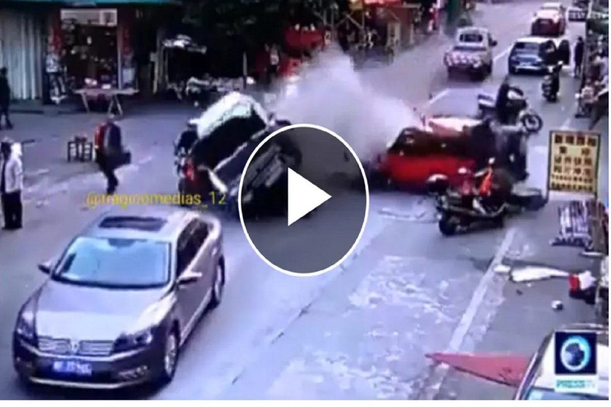 कार आणि बाईक अपघाताचा व्हिडीओ व्हायरल.