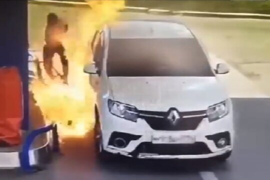 एक छोटीशी चूक आणि पेट्रोल पंपवर गाडीने घेतला पेट; धडकी भरवणारा VIDEO