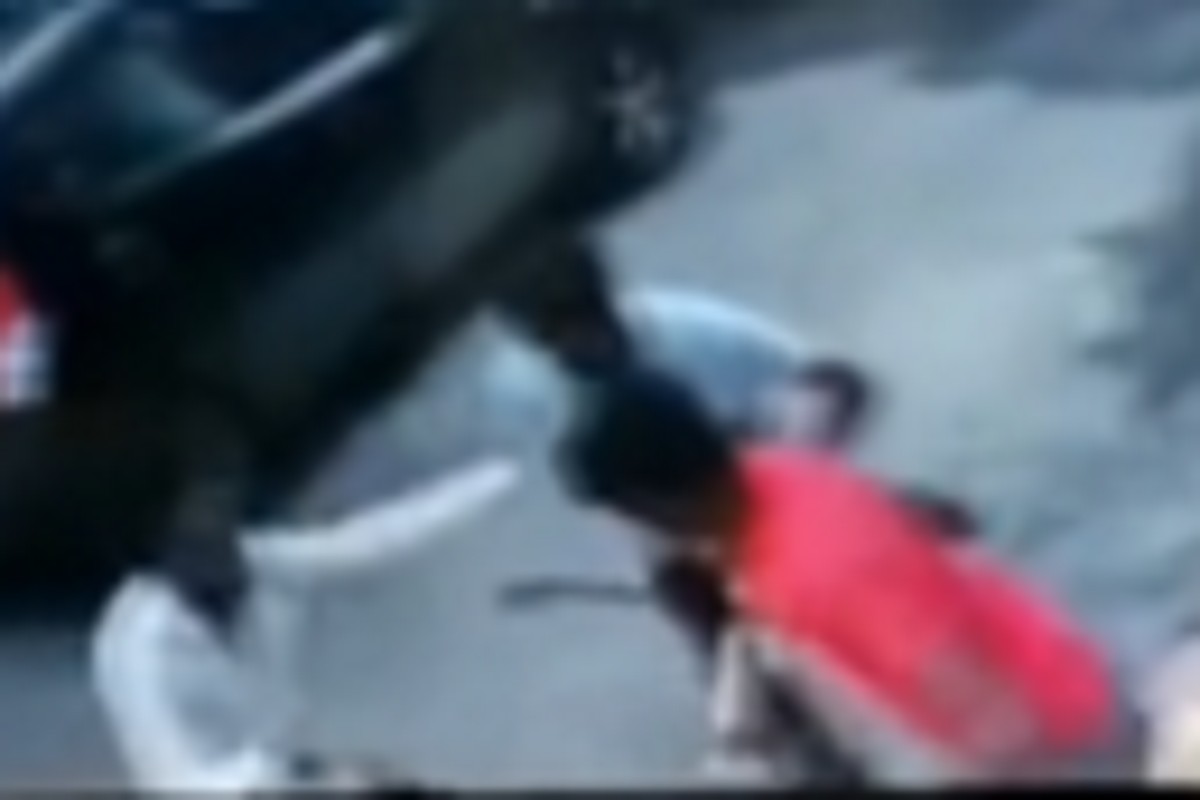 बारामतीत भर दिवसा हत्येचा थरार, पालकावर तरुणांचा हल्ला, CCTVत घटना कैद