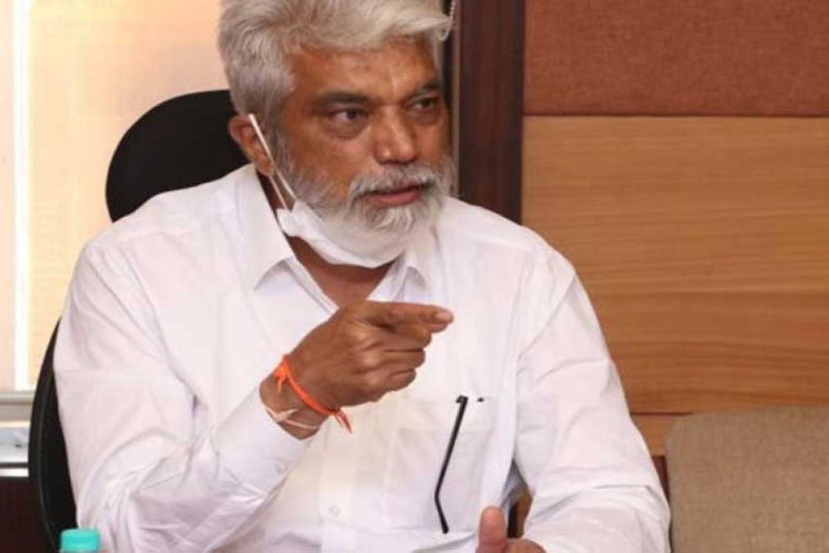 खातेवाटप जाहीर झाल्यानंतर शिंदे गटातील बरेच मंत्री हे नॉट रिचेबल झाले होते. त्यामुळे दादा भुसे नाराज असल्याची चर्चा रंगली होती