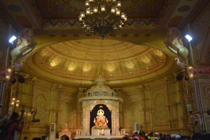 श्री पंचकेदार मंदिर भगवान शिवशंकरांचे निवासस्थान असलेल्या हिमालयाच्या सानिध्यात श्रीपंचकेदार मंदिरप्रासाद विराजमान आहे. हे मंदिर केवळ देखावा नसून या मंदिर उभारणीत अनेक प्रतीकांचा, मूर्तींचा आणि लक्ष, लक्ष दिव्यांचा वापर केलेला आहे.