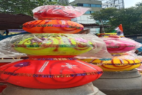 Dahi Handi : दहीहंडीवरील निर्बंध उठले तरी बाजारात उठाव नाही, विक्रेत्यांचं टेन्शन वाढलं! VIDEO