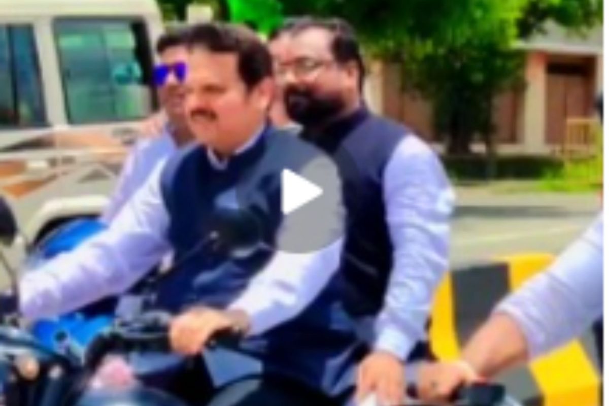 Video : कधी पाहिलं नसेल उपमुख्यमंत्र्यांचं असं रुप; नव्या कोऱ्या बुलेटवर फडणवीसांचा स्वॅग