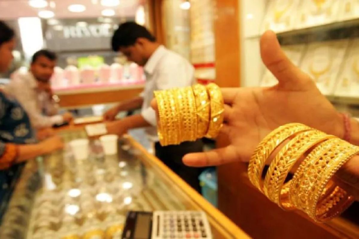 Gold Price Today: सणासुदीत सोने खरेदीची संधी! सोन्या-चांदीच्या किमती झाल्या कमी