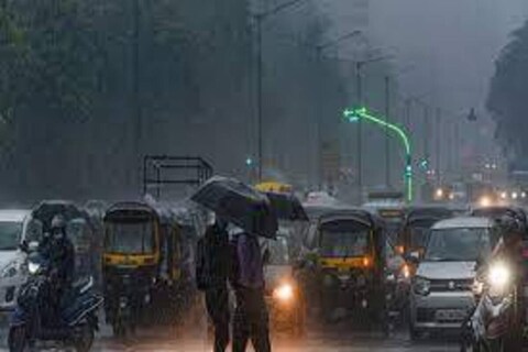 गेल्या काही दिवसात पावसाने उघडीप घेतली, त्यामुळे शेतकरी चिंतेत आहे, आता पुन्हा एकदा राज्यातील काही भागात जोरदार पाऊस पडणार आहे.