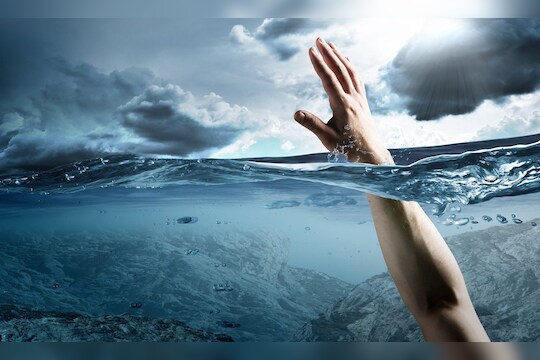 death by drowning : सुट्टीदिवशी पोहायला गेलेल्या दोन भारतीय मुलांचा ब्रिटनमध्ये तलावात बुडून मृत्यू