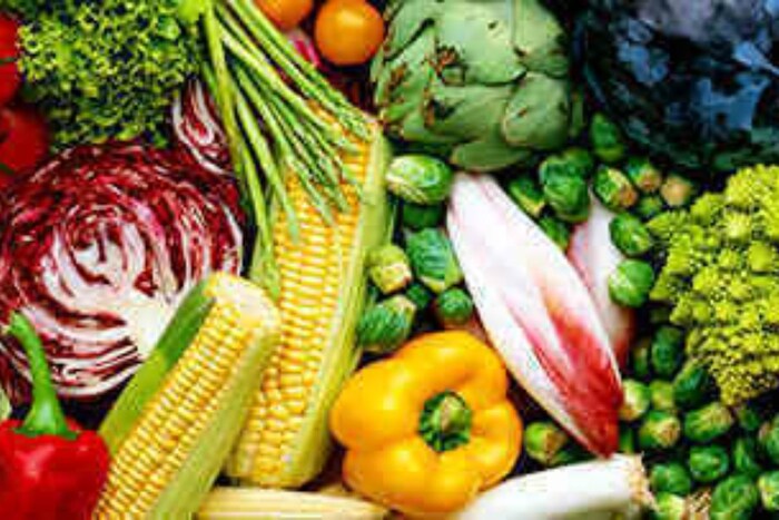 एक्झॉटिक भाज्या : ब्रोकोली, मशरूम, ढोबळी मिरची, सेलेरी आणि लेट्यूस सारख्या एक्झॉटिक म्हणजेच विदेशी भाज्या शक्य तितक्या लवकर खाव्यात. त्यांना एका आठवड्यापेक्षा जास्त काळ साठवण्यासाठी त्या थंड आणि कोरड्या जागी ठेवा, तसेच या भाज्या कागदी पिशव्यांमध्येच साठवाव्यात. (Photo Credit : Indiascience.com)