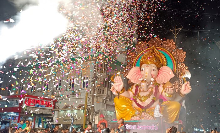 या वर्षी काेराेनाचे निर्बंध हटल्याने यंदा गणेशाेत्सव जल्लाेषात साजरा करण्याचा निर्धार शहरातील गणेश मंंडळांकडून व्यक्त करण्यात आलेला आहे. याच पार्श्वभुमीवर शहरातील शिवसेवा युवक मित्र मंडळांच्या वतीने नाशिकच्या मानाचा राजा महागणपतीचा आगमन साेहळा पार पडला. 