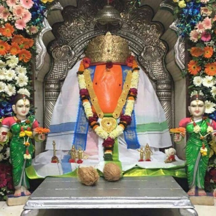 विघ्नहर मंदिर ओझर : पुण्यापासून 85 किलोमीटर अंतरावर कुकडी नदीच्या काठावर हे गणपती मंदिर आहे. मंदिराची रचना विस्तृत, सुशोभित प्रवेशद्वार, प्रशस्त अंगण आणि सर्वत्र शिल्प आणि भित्तिचित्र आहे. (Photo : Shutterstock)