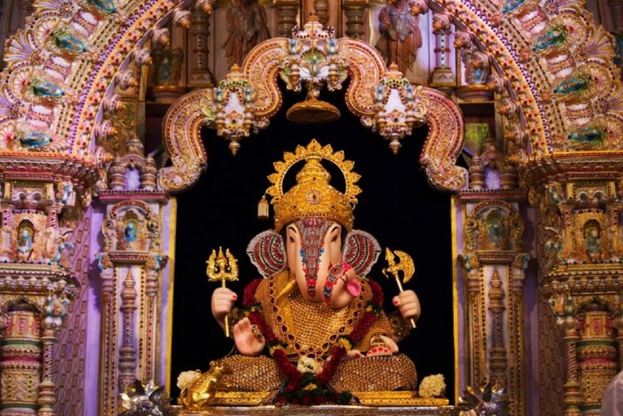 दगडूशेठ हलवाई गणपती मंदिर पुणे : पुण्यातील या गणपती मंदिरात 7.5 फूट उंच आणि 4 फूट रुंद गणपतीची मूर्ती आहे. दूरवरून लोक दगडूशेठ हलवाई गणपती मंदिरात दर्शनासाठी येतात. (Photo : Shutterstock) 