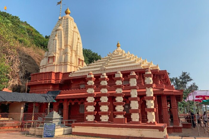 गणपतीपुळे मंदिर रत्नागिरी : मुंबईपासून 350 किलोमीटर अंतरावर कोकणातील हे 400 वर्षे जुने पश्चिमाभिमुख लंबोदर मंदिर आहे. या तटीय मंदिरातील गणपतीची मूर्ती पश्चिमेकडील रक्षणासाठी स्वतः प्रकट झाली असे मानले जाते. (Photo : Shutterstock)